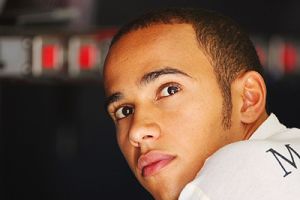 هاميلتون يخرج من سباق سنغافورة بسبب مشكلة في صندوق التروس