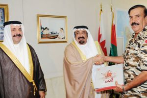 رئيس هيئة الأركان يتسلم كتاب 'المحرق شيخ الأندية'