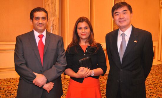 رئيس التحرير منصور الجمري والزميلة ريم خليفة مع السفير الصيني