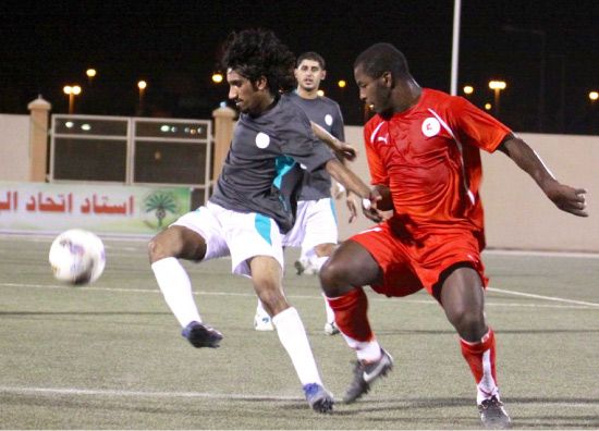 لاعب الشرقي يحاول قطع الكرة من مهاجم التضامن