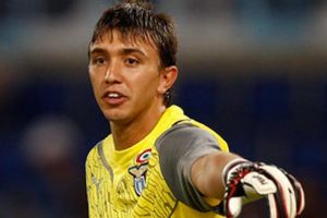 حارس مرمى أوروجواي يتوقع مهمة شاقة أمام الأرجنتين