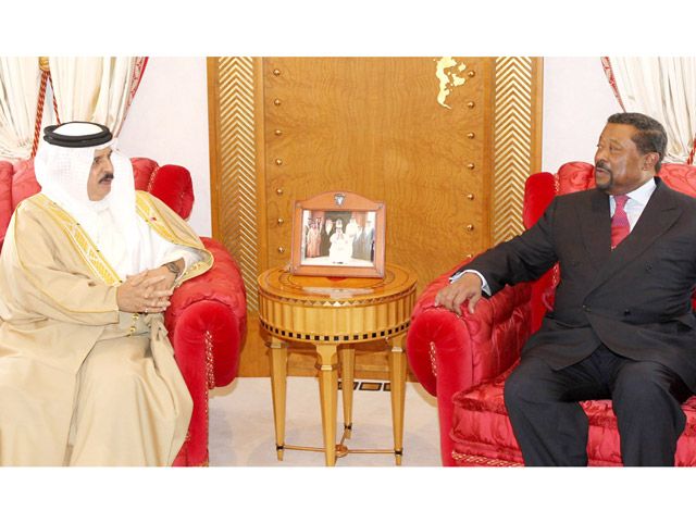 جلالة الملك مستقبلاً رئيس مفوضية الاتحاد الإفريقي