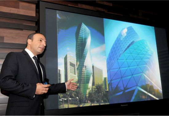 مسئول يقدم شرح بناء فندق جديد في «خليج البحرين»