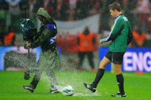 الأمطار تؤجل مباراة بولندا وإنكلترا إلى الأربعاء 