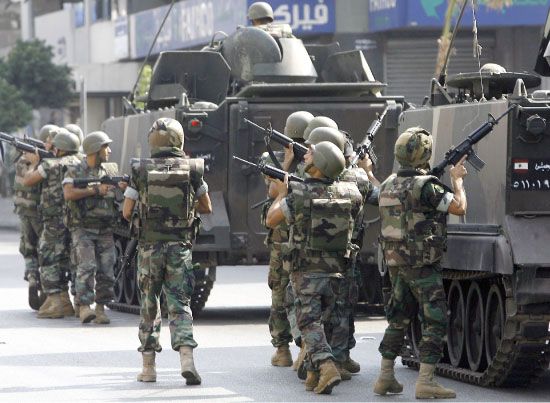 جنود لبنانيون بدوريات في حي من العاصمة بيروت لاستعادة النظام-afp