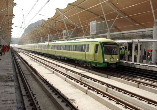 تذاكر قطار المشاعر عبارة عن معاصم تلبس في اليد تمكن الحاج من التنقل بين عرفات ومزدلفة ومنى