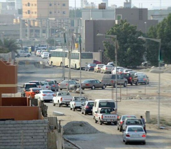 طابور من السيارات أمام نقطة تفتيش نُصبت بأحد مداخل قرية العكر