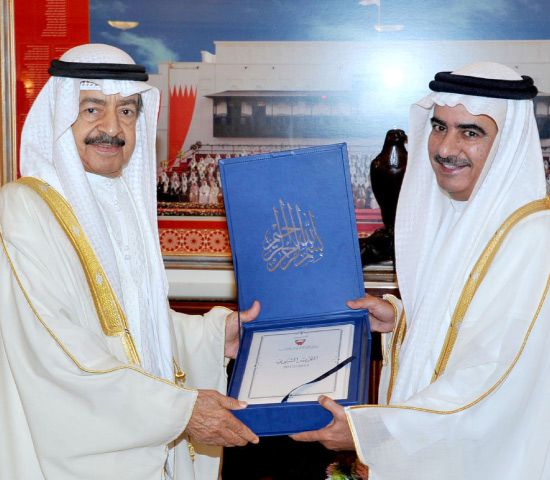 سمو رئيس الوزراء متسلماً التقرير من رئيس «ديوان الرقابة المالية