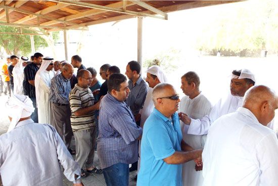 أهل المتوفى يتقبلون التعازي-تصوير عيسى إبراهيم