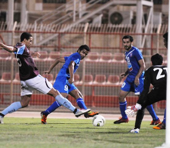 من إحدى المحاولات المنامية القليلة على مرمى الشباب