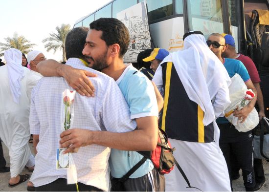 ترحيب حار بعودة الحجاج البحرينيين أمس إلى أرض الوطن- تصوير عقيل الفردان
