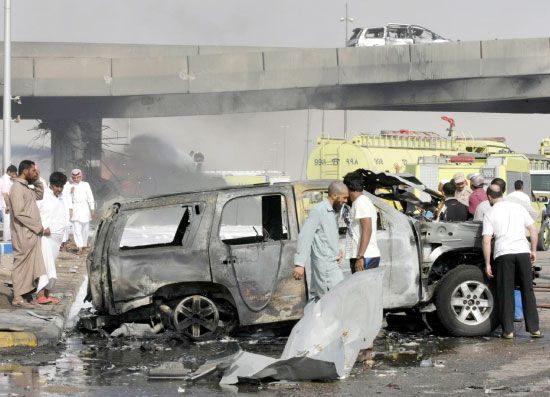 سيارات متفحمة خلفها انفجار صهريج الغاز بالرياض