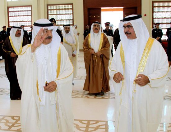 رئيس الوزراء يحيي رجال الشرطة    (بنا)