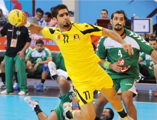 علي ميرزا في محاولة تصويب على مرمى العربي - تصوير جعفر حسن