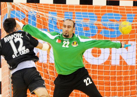 صلاح عبدالجليل في مواجهة مع اللاعب اللبناني