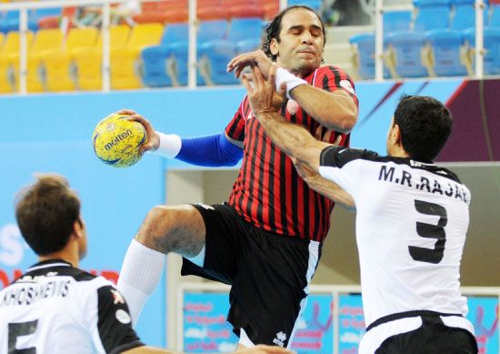 لاعب أهلي دبي المصري حسين زكي في لحظة تسديد على المرمى الإيراني