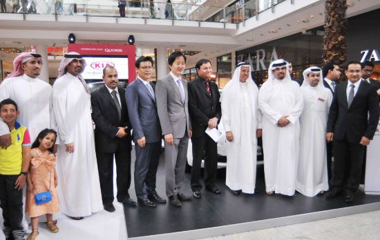 وزير الصناعة والتجارة والسفير الكوري لدى المملكة أثناء تدشين سيارة «كيا كوريس» مع الإدارة التنفيذية بشركة «عبدالله بن هندي» - تصوير أحمد آل حيدر