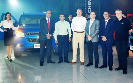 الإدارة التنفيذية للشركة الوطنية للسيارات أثناء تدشين سيارة «تريل بليزر» - تصوير عقيل الفردان