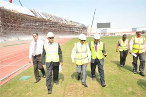 وزير الأشغال يتفقد مراحل الانجاز في تطوير ستاد البحرين الوطني