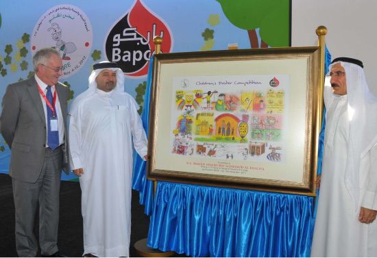 قام الوزير بتفقد الأجنحة العديدة التي أقامتها شركة بابكو لإبراز أجواء الاحتفال بفعالية اليوم العائلي