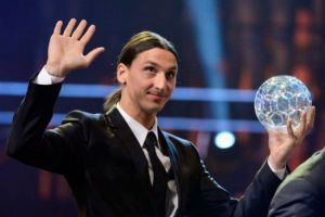 ابراهيموفيتش يتحدى الجاذبية الأرضية ويعيد كتابة تاريخ أهداف كرة القدم