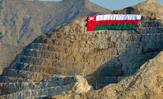 علم السلطنة على جبالها الشامخة بمناسبة العيد الوطني
