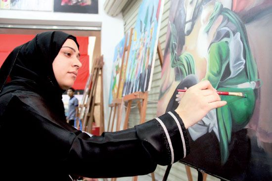 الفنانون من مختلف الأعمار بدأوا أعمالهم في المرسم الحسيني بالمنامة - تصوير محمد المخرق