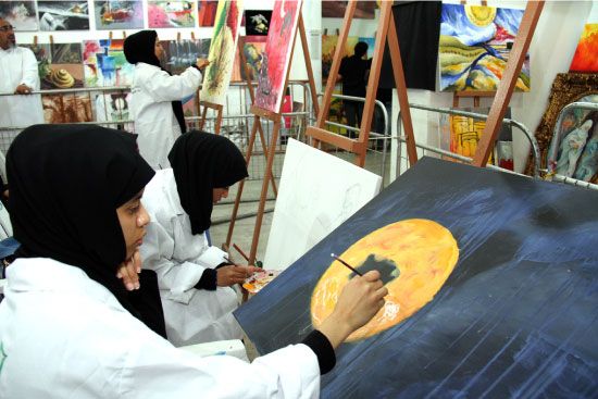 الفنانون من مختلف الأعمار بدأوا أعمالهم في المرسم - تصوير محمد المخرق