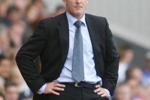 بطولة انكلترا: كوينز بارك رينجرز يقيل مدربه هيوز