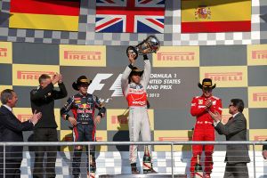 هاميلتون يتفوق على فيتيل في التجربة الحرة الأولى لسباق فورمولا-1 البرازيلي