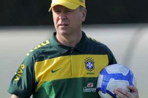 الاتحاد البرازيلي يقيل مينزيس من منصب المدير الفني للمنتخب