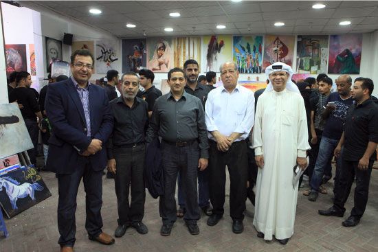 رئيس تحرير «الوسط» خلال زيارته «المرسم الحسيني»