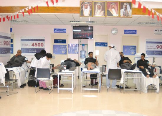 المتبرعون جسدوا في اليوم الثاني حملة من الإمام الحسين (ع) للتبرع بالدم الشعار المعتمد لهذا العام «بالحسين نرتقي» حيث تدفقت الدماء أمس لتقديم المساعدة للمحتاجين من المرضى-تصوير أحمد آل حيدر