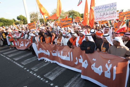 عشرات الآلاف من الكويتيين في مسيرة لحث الناخبين على مقاطعة الانتخابات البرلمانية - afp