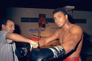 بيع قفازات لمحمد علي كلاي بـ 800 ألف دولار