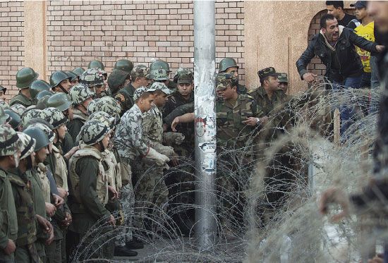 متظاهرون يحاولون اختراق أحد الحواجز أمام القصر الرئاسي - afp