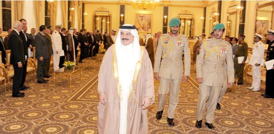 عاهل البلاد مستقبلاً رؤساء الوفود المشاركين في حوار المنامة الثامن أمس