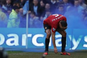 ريو فيرديناند يلجأ إلى السخرية بعد إصابته بعملة نقدية  