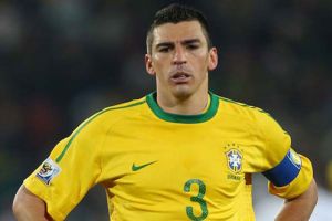 البرازيلي لوسيو يترك يوفنتوس لقلة مشاركاته مع الفريق