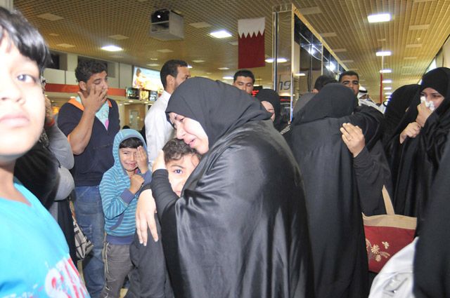 حالة من الحزن والأسى شهدها مطار البحرين مساء أمس لدى وصول 44 مصاباً في حادث حافلة المدينة المنورة الإثنين الماضي (تصوير أحمد آل حيدر)