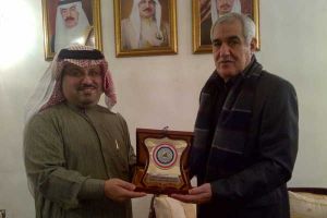 رئيس اتحاد كرة القدم العراقي يهدي سفير البحرين في العراق درع الاتحاد لاستضافة البحرين دولة كأس الخليج