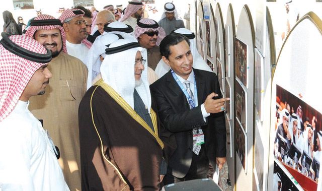 مصور «الوسط» أحمد آل حيدر يُطلع الظهراني على الصور البرلمانية