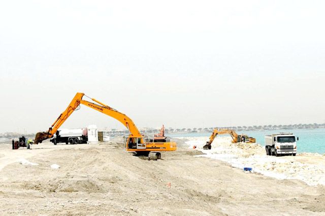يُعد انتهاء أعمال الدفان البحري بمدينة شرق الحد الإسكانية من أبرز إنجازات وزارة الإسكان خلال العام 2012