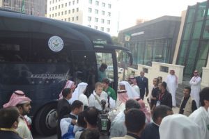 الإعلاميون يحاصرون نجوم «الأخضر» السعودي في كراون بلازا