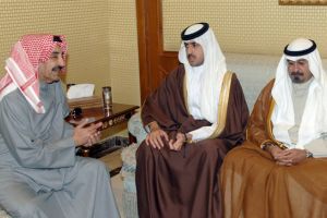 حفيدا رئيس الوزراء ينقلان تعازي سموه لعائلتي الخرافي والصباح