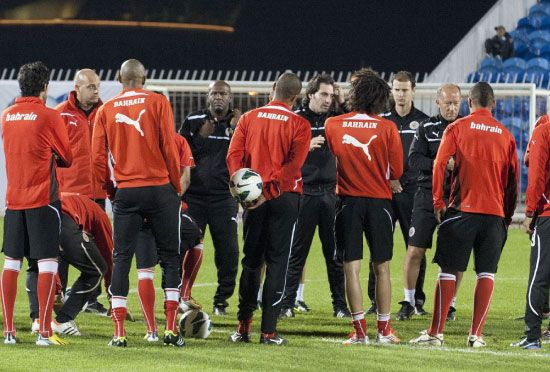 كالديرون يتحدث للاعبين قبل التدريب