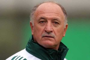 سكولاري يترك باب المنتخب مفتوحا امام رونالدينيو وكاكا  