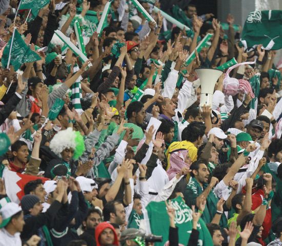 جماهير سعودية تحتفل في المدرجات