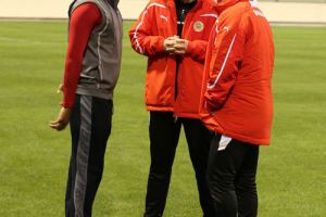 ناصر بن حمد يلتقي المنتخب الوطني ويشدد على أهمية استغلال الفرص