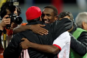 الاماراتيون يحتفلون بتأهل منتخب بلادهم الى نهائي كأس الخليج